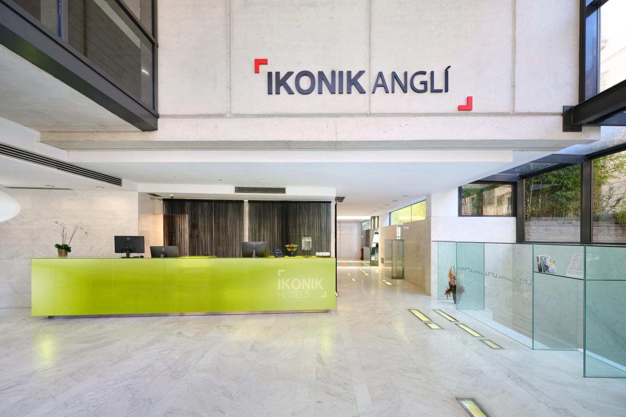 Ikonik Angli, Barcelona